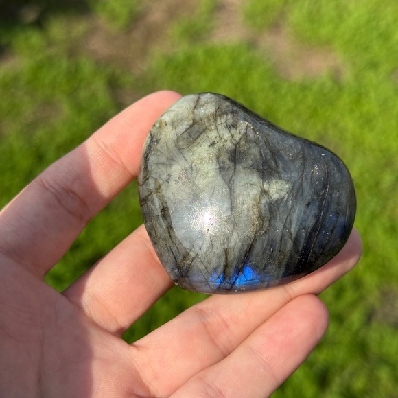 Blue Flash Labradorite Heart - Picture 3 of 4